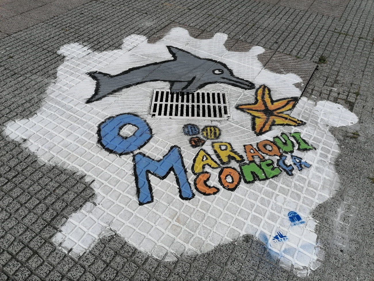 Escola Escultor Francisco dos Santos em Rio de Mouro com outra sarjeta pintada no interior da escola, com um golfinho e elementos que compõem o ambiente marinho