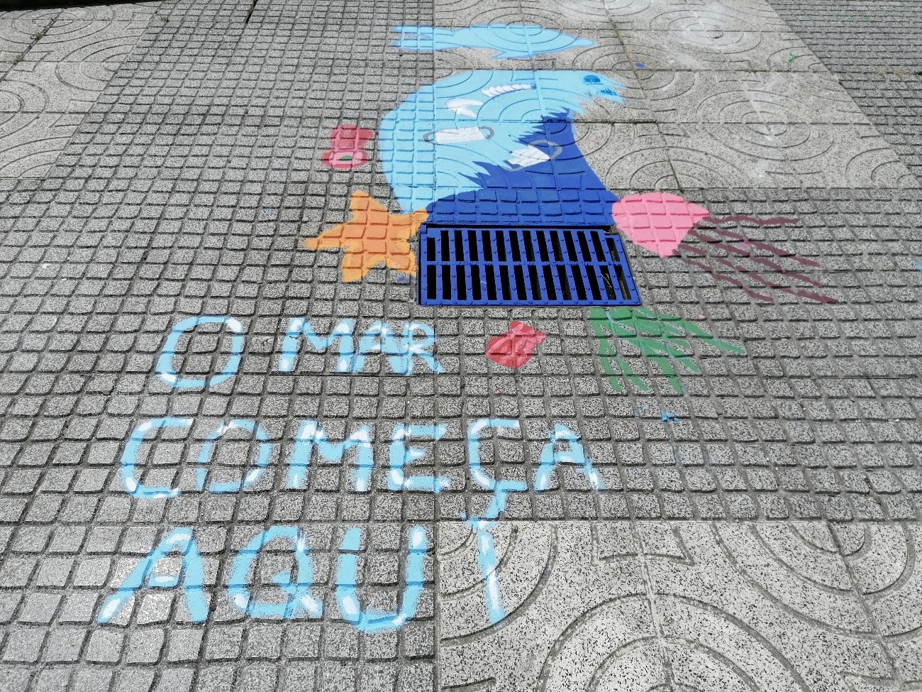 Escola Escultor Francisco dos Santos em Rio de Mouro, desenho onde se destaca a mensagem do projeto