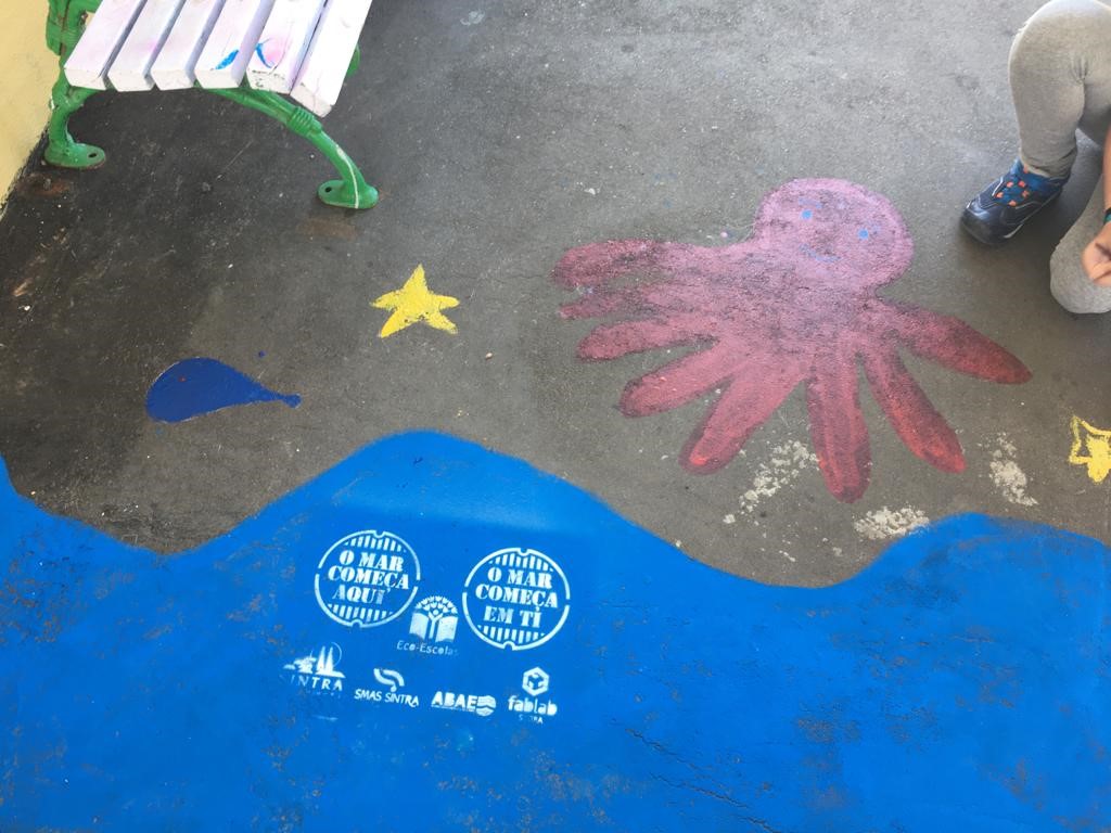 Escola EB nº 1 do Cacém, pintura de uma grelha à entrada da escola com vários animais marinhos