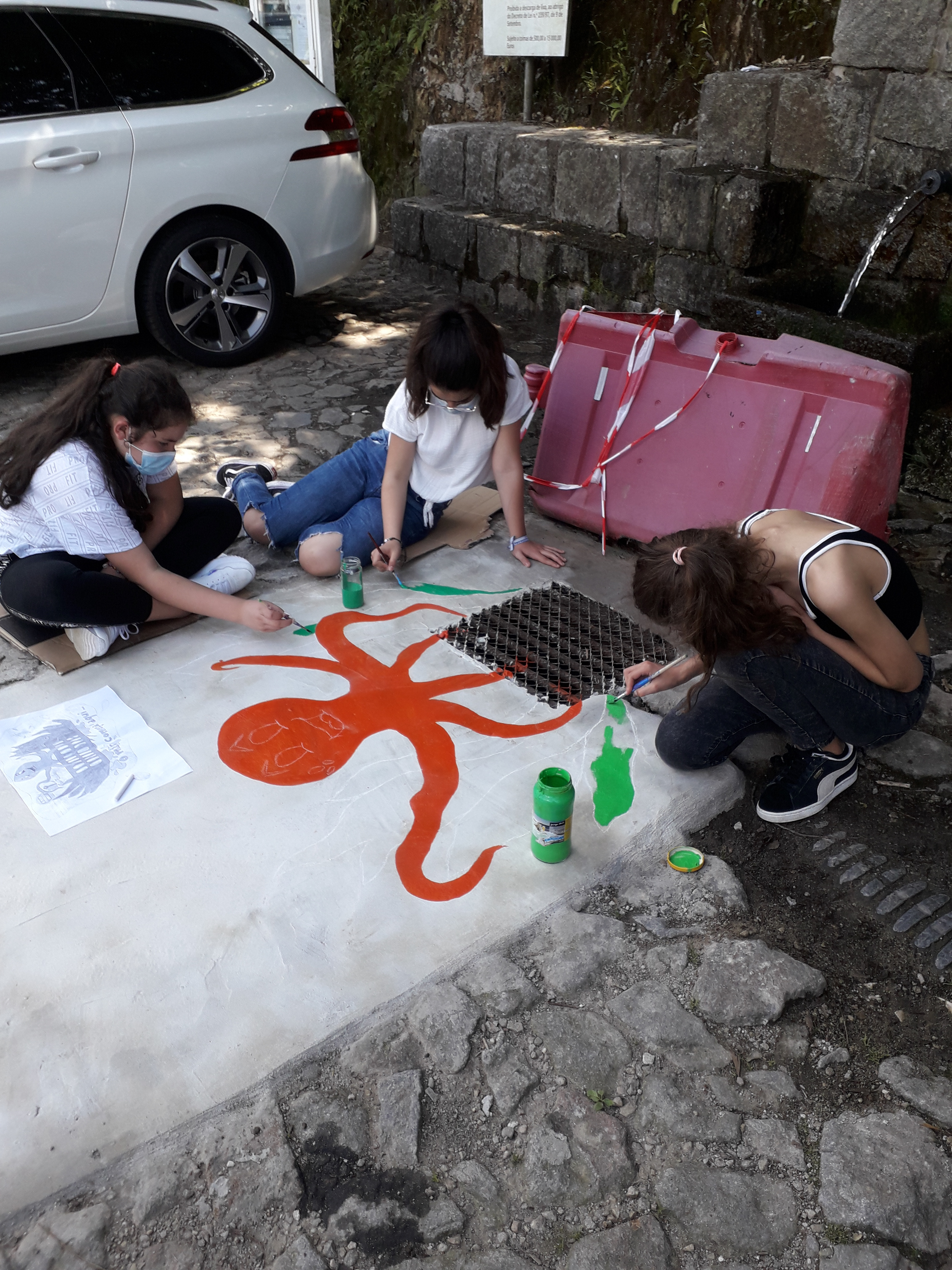 EB23 Milheirós de Poiares - pintura sarjeta junto ao fontanário na freguesia