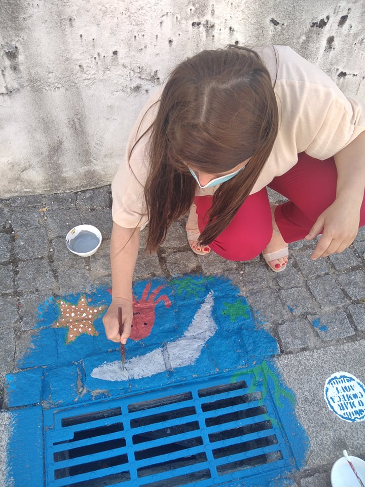Pintura dos sumidouros nas ruas principais da vila de Penacova com a presença da Vereadora da Educação