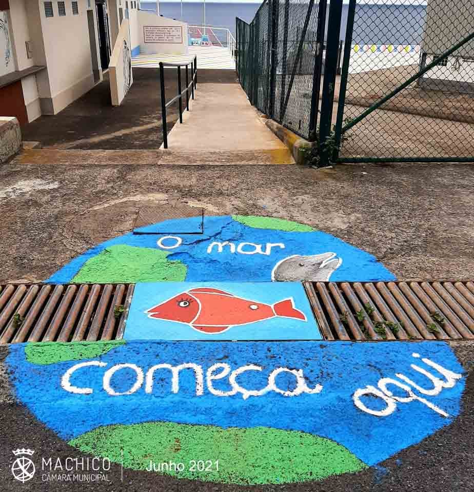 EB23 do Caniçal<br />
foto no exterior do edifício escolar, na entrada da Praia da Ribeira do Natal (galardoada com Bandeira Azul)
