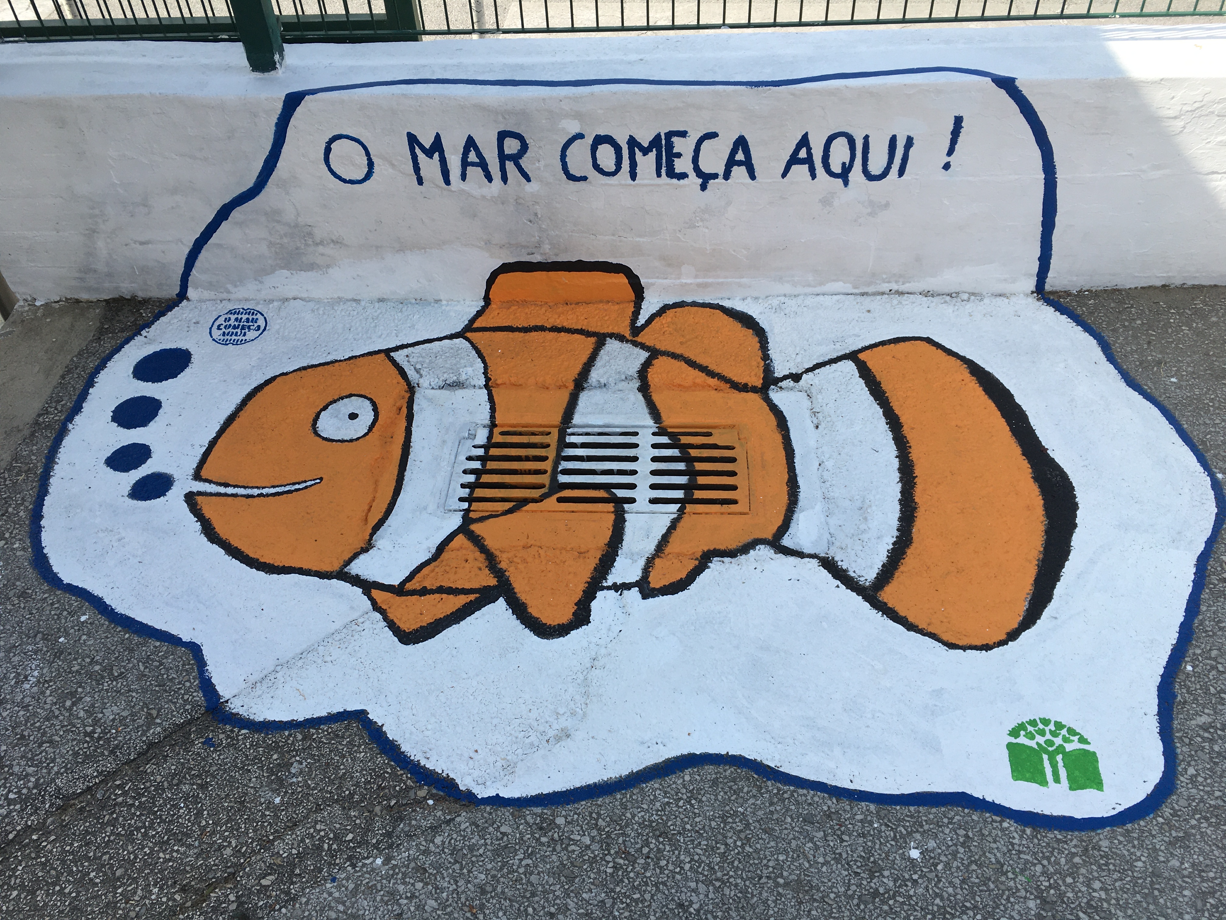 Este trabalho foi desenvolvido no âmbito da temática do mar, a aluna desenvolveu um peixe à volta de uma sarjeta / sumidouro. O desenho teve como base o Nemo, que a aluna pesquisou na internet e transcreveu para o seu desenho.