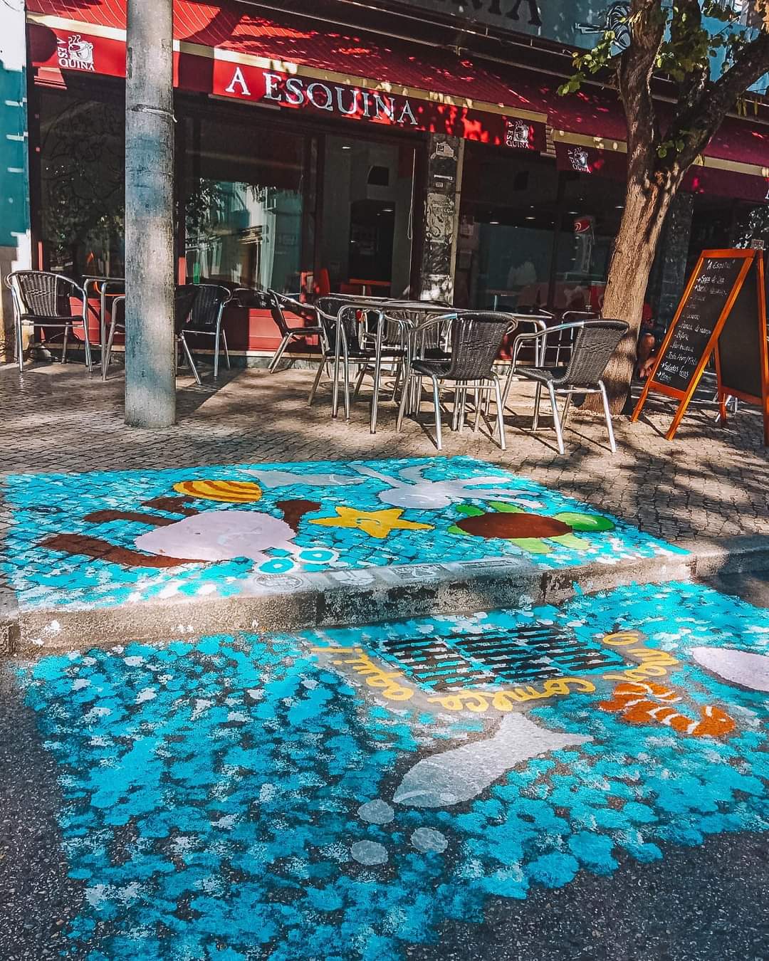 Sumidouro exterior, junto ao Café Esquina na Rua 1.º de Maio - uma das ruas mais movimentadas da cidade de Pombal, pintado pela EB1 Conde Castelo de Melhor
