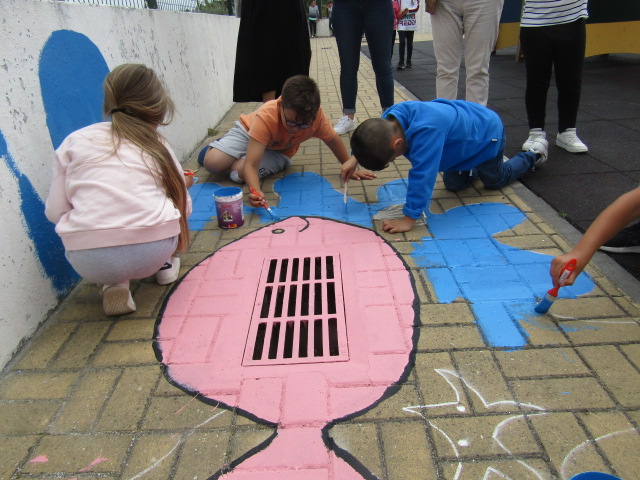 Participação dos alunos na pintura da sarjeta.