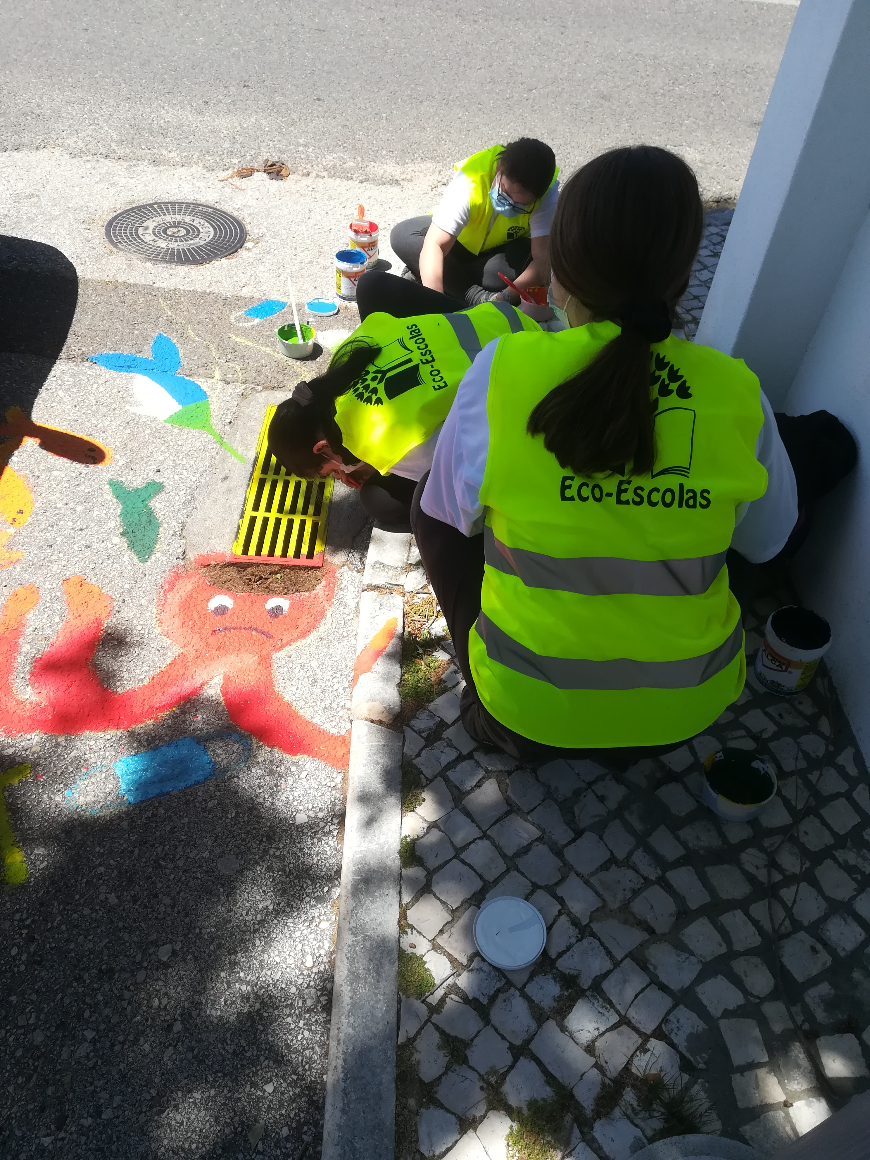 Trabalhos de pintura na sarjeta selecionada em espaço público na vila de Riachos IV