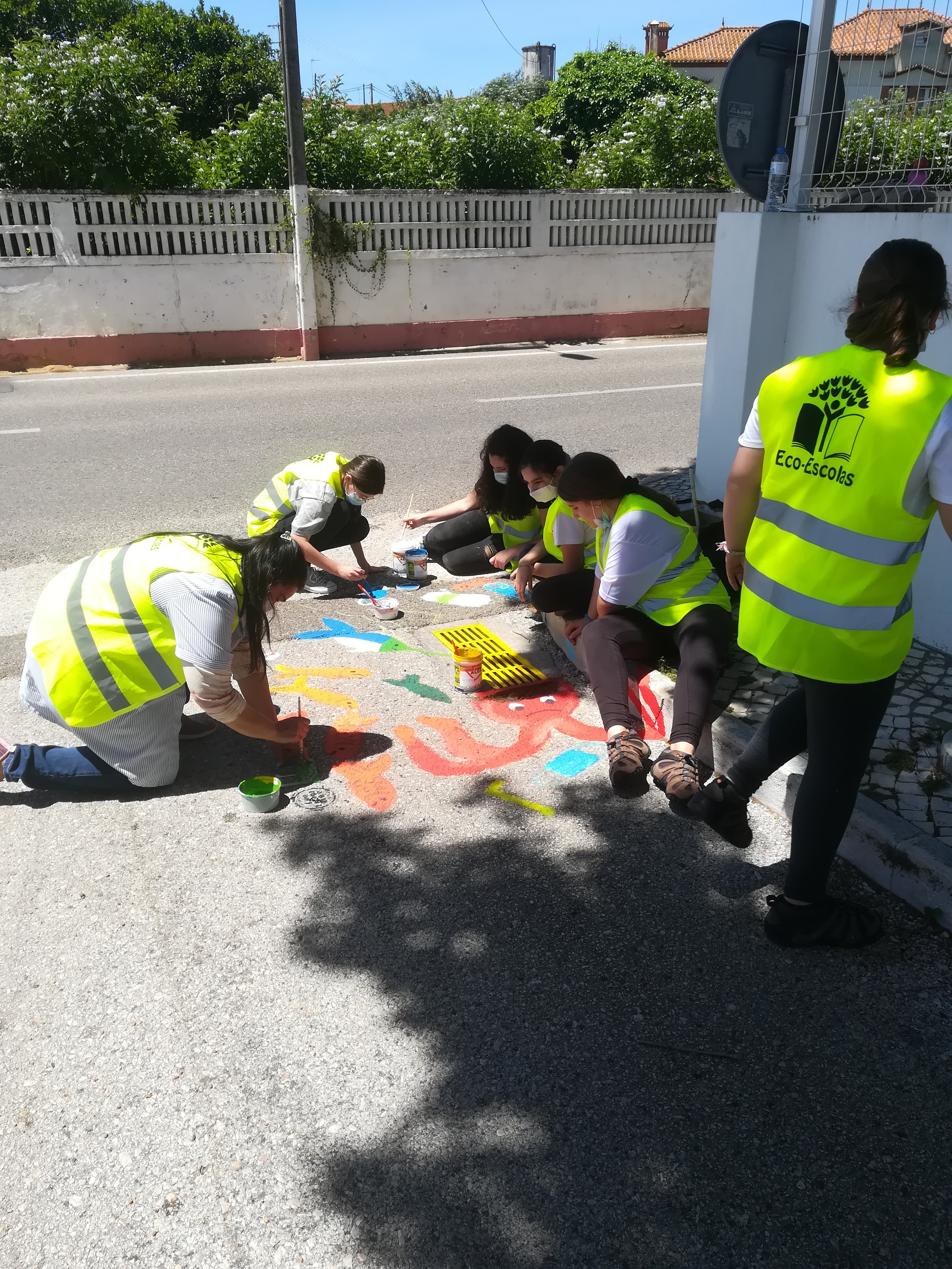 Trabalhos de pintura na sarjeta selecionada em espaço público na vila de Riachos V