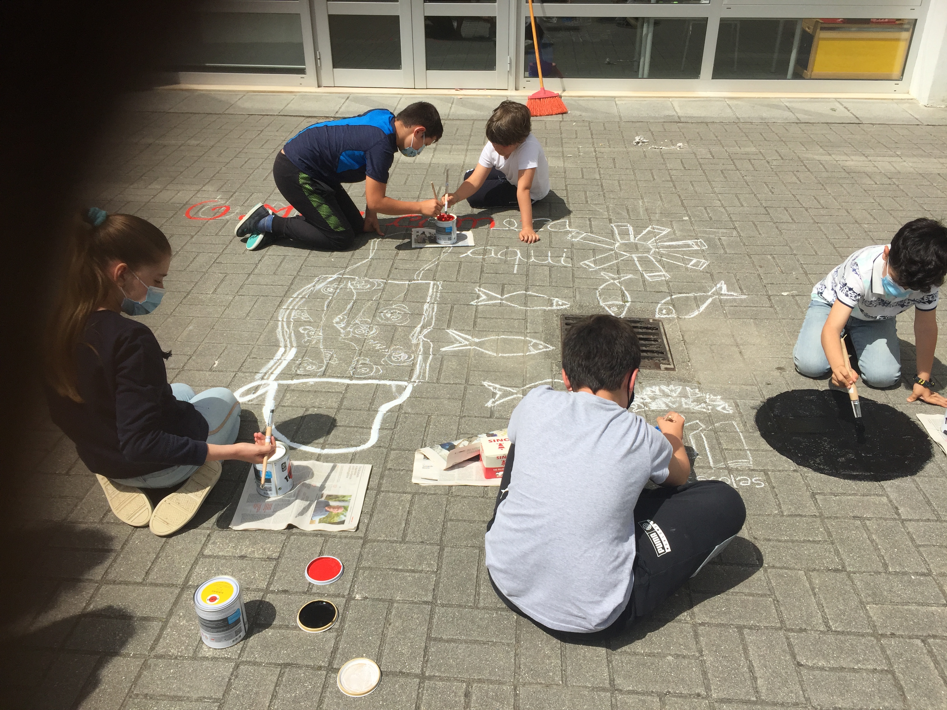 Execução da pintura por um grupo de alunos.