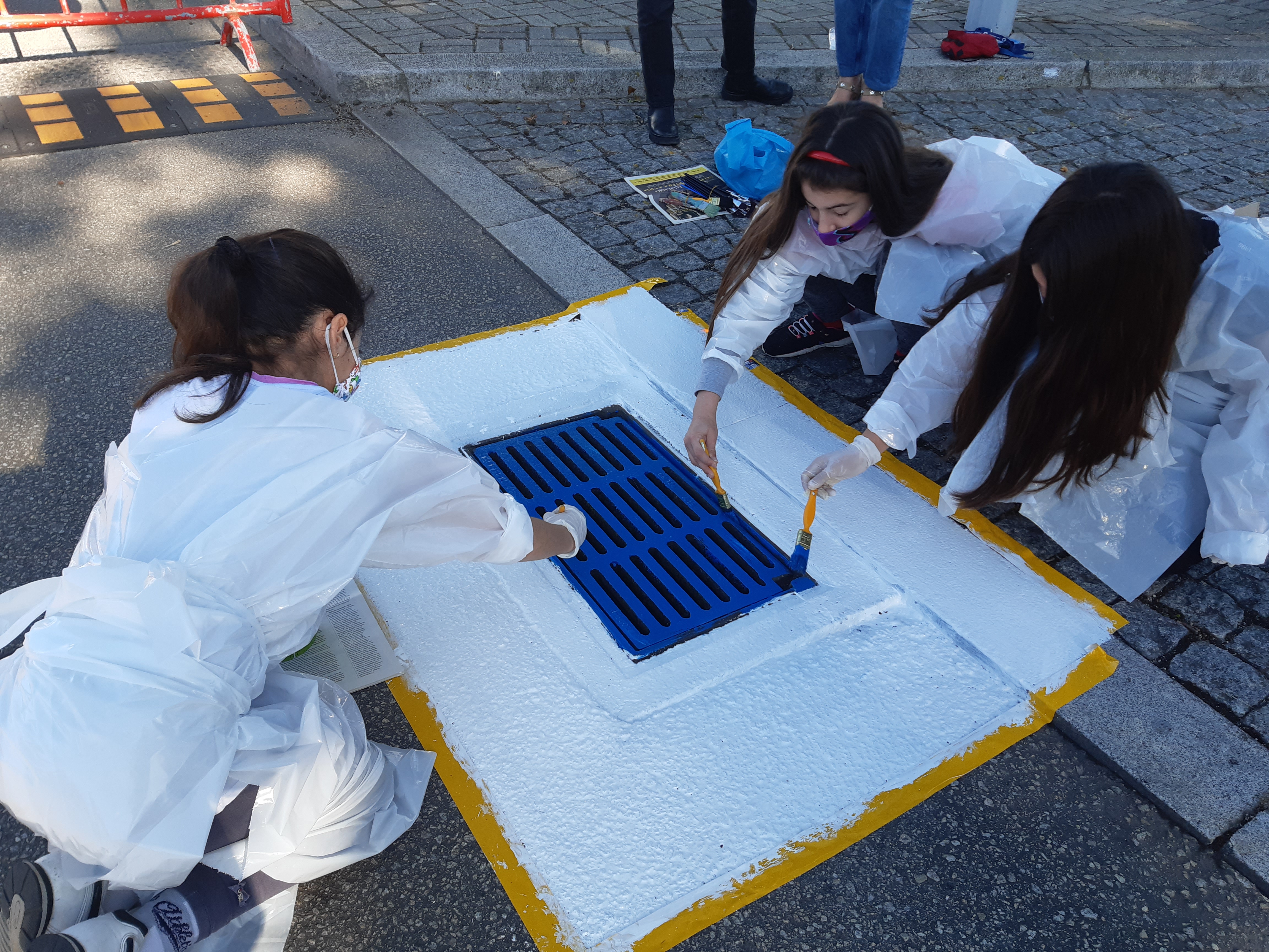 Preparação da sarjeta exterior a ser pintada, com o apoio e articulação da Polícia Municipal da Póvoa de Varzim.