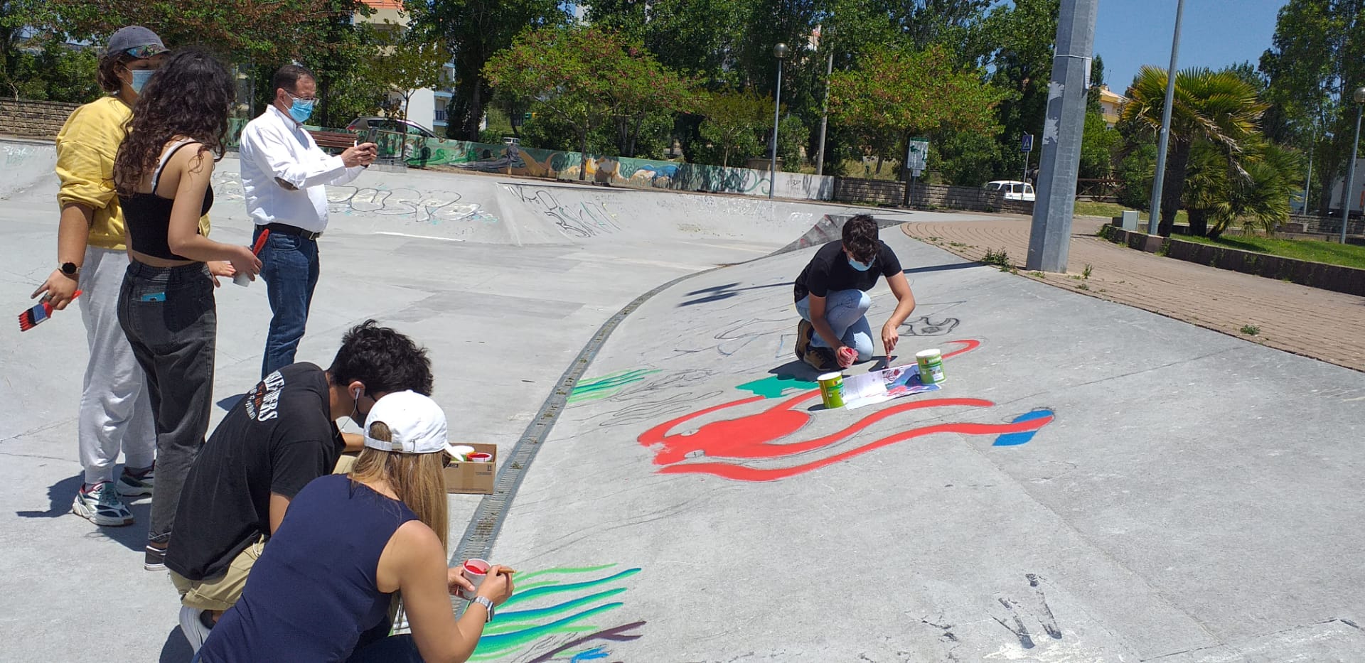 Execução da pintura no skatepark da Lourinhã