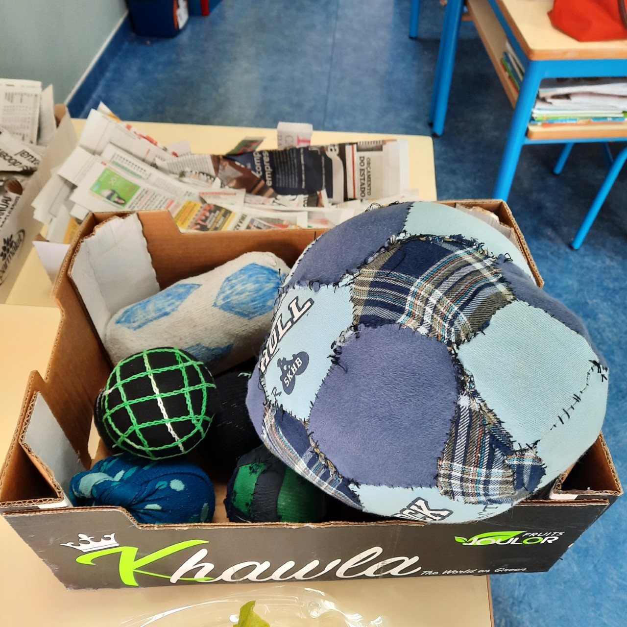 Bolas de trapos criadas em família para substituir as tampas de plástico que, os alunos usavam nas suas brincadeiras no recreio.