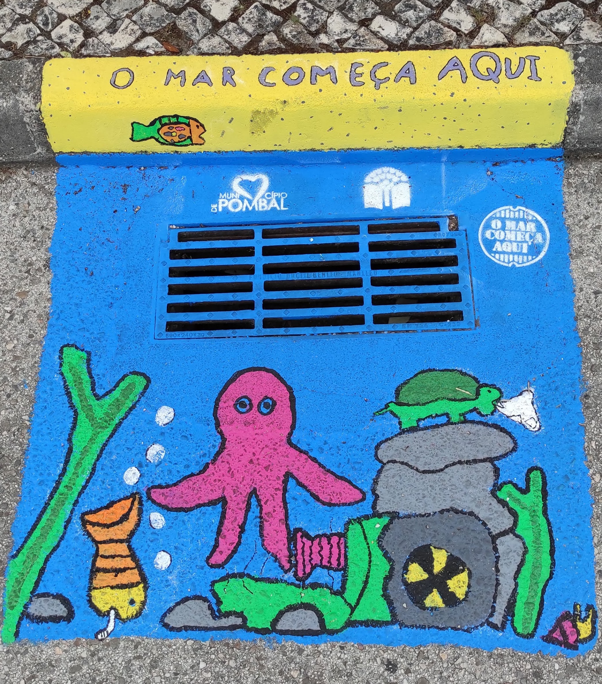 Colégio João de Barros<br />
Sarjeta pintada fora da escola