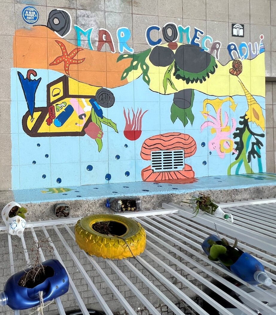 Escola Básica de Pombeiro de Ribavizela<br />
Pintura da sarjeta - O mar começa aqui.<br />
Os tesouros e os resíduos no fundo do mar...