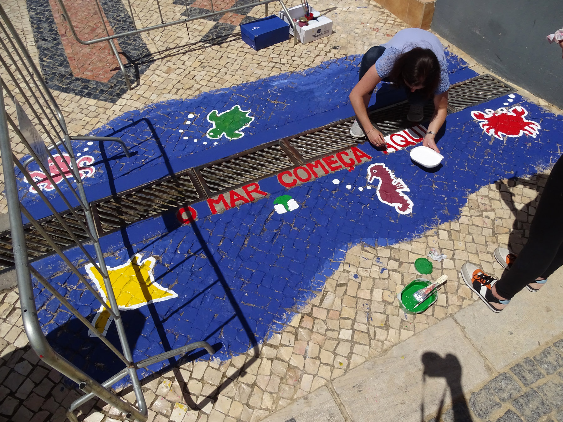 Pintura de sarjeta exterior na Rua Infante Sagres, pelos alunos da Escola JI/ EB1 de Santa Maria