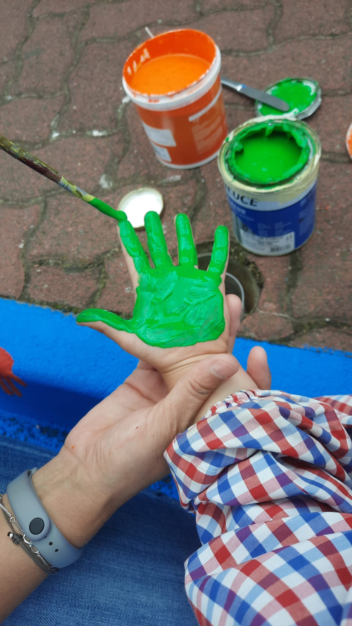 Pintura das mãos dos alunos para servir de molde dos animais marinhos