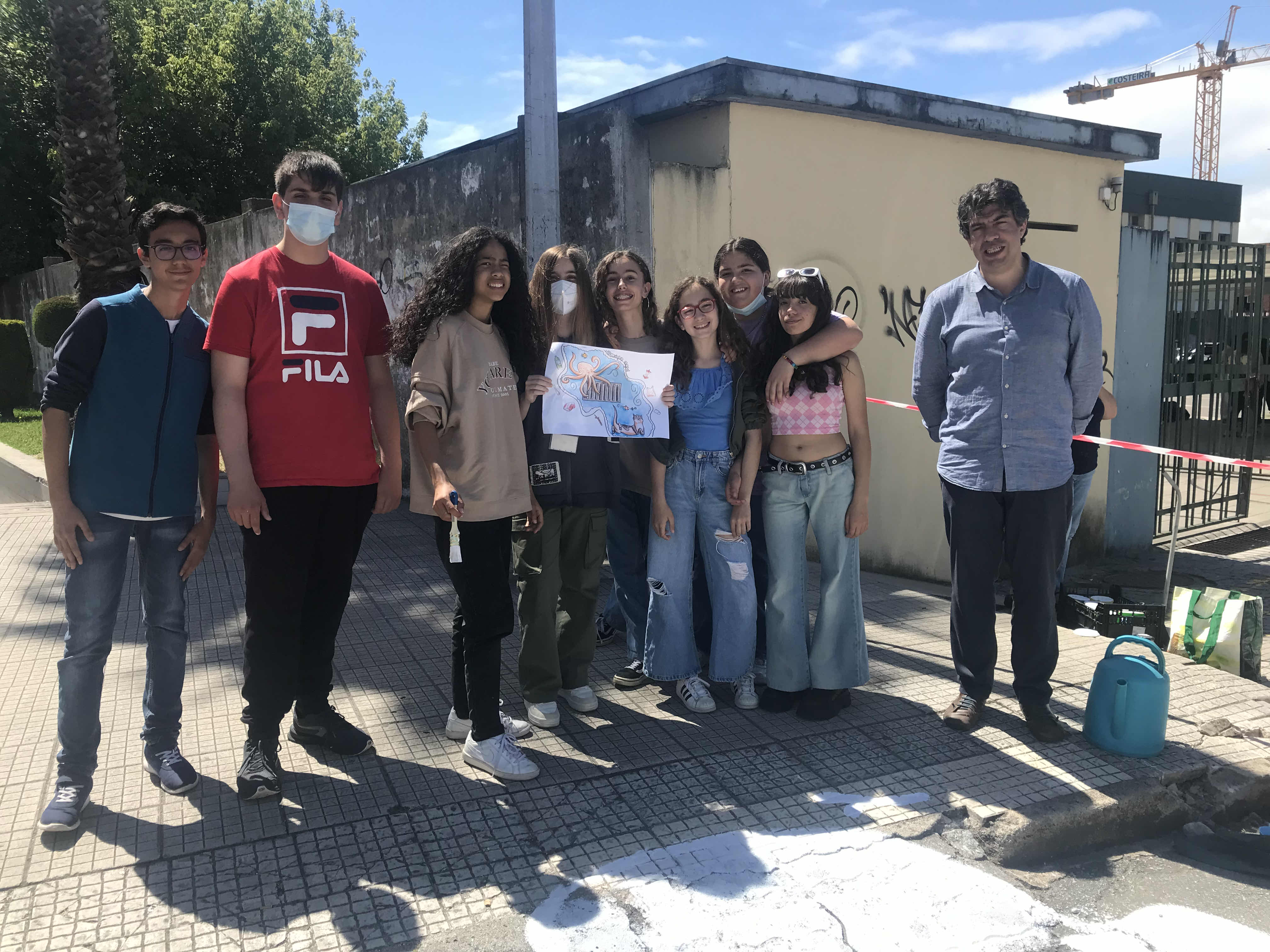 A turma do 7º G, da escola Maria Manuela de Sá, no ano letivo de 2021-2022, que se empenhou no projeto e ajudou à execução do trabalho no espaço público da rua.