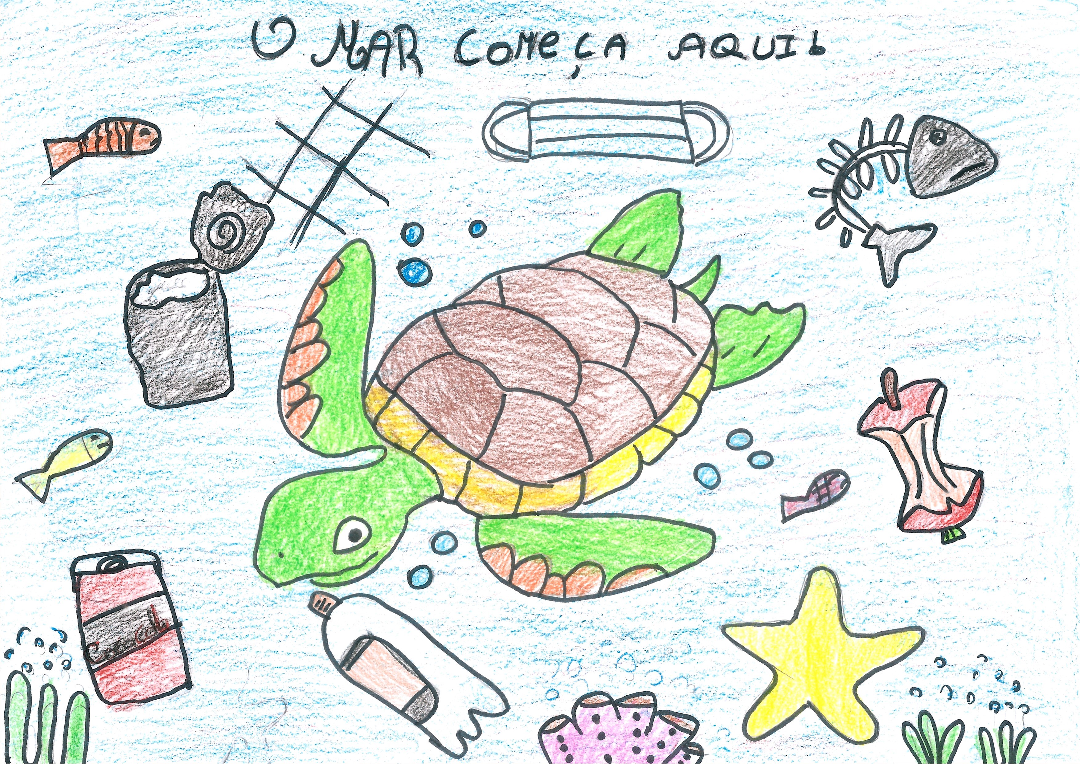 O Mar começa aqui!<br />
Desenho realizado por uma aluna do 4.º ano, no âmbito de duas saídas para recolha de lixo marinho.<br />
Em grande plano pode ver-se uma tartaruga marinha rodeada por lixo.