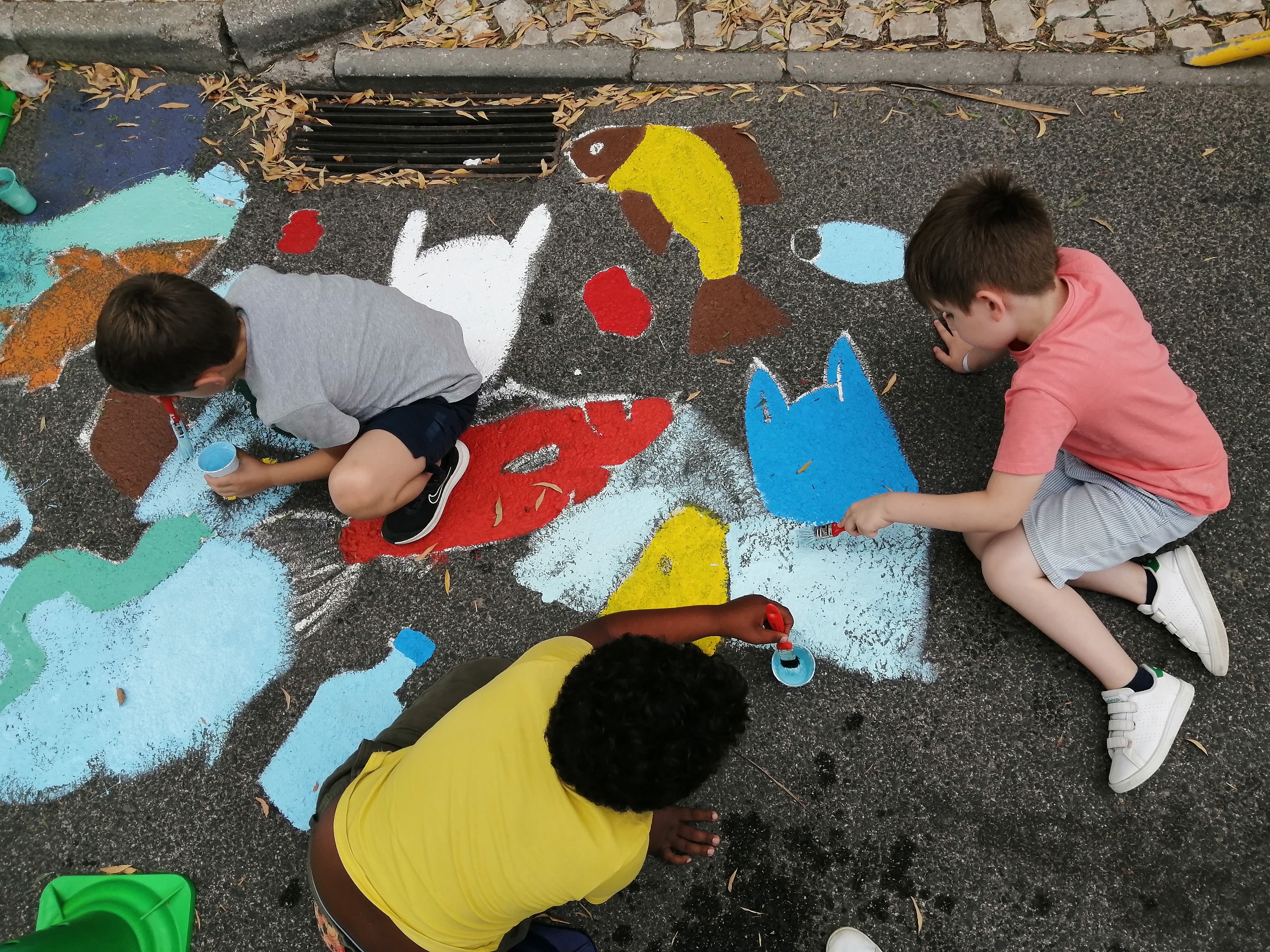 Os meninos artistas estão a trabalhar com carinho e motivação para terminarem com a poluição.
