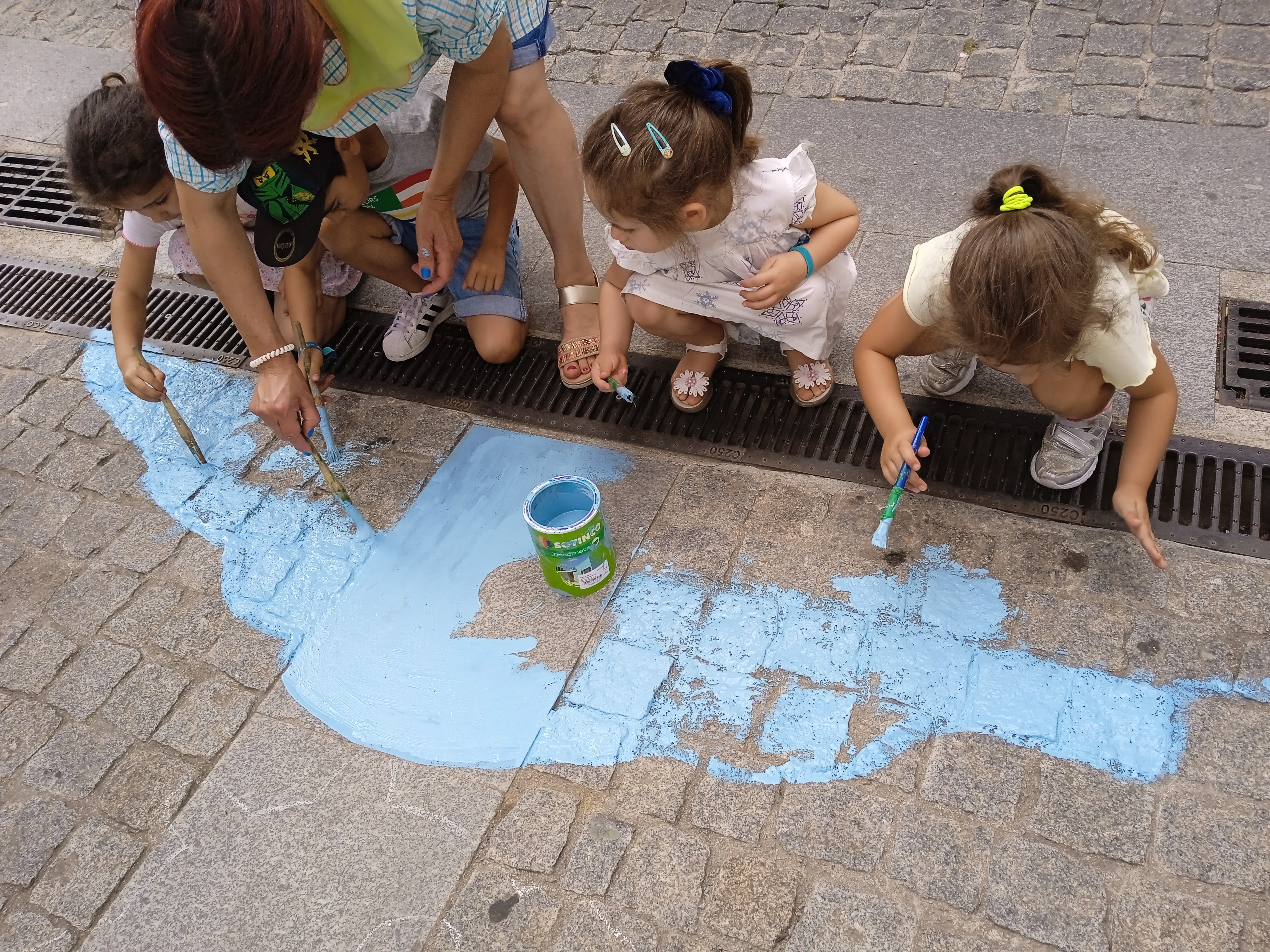 Crianças a colorir o mar