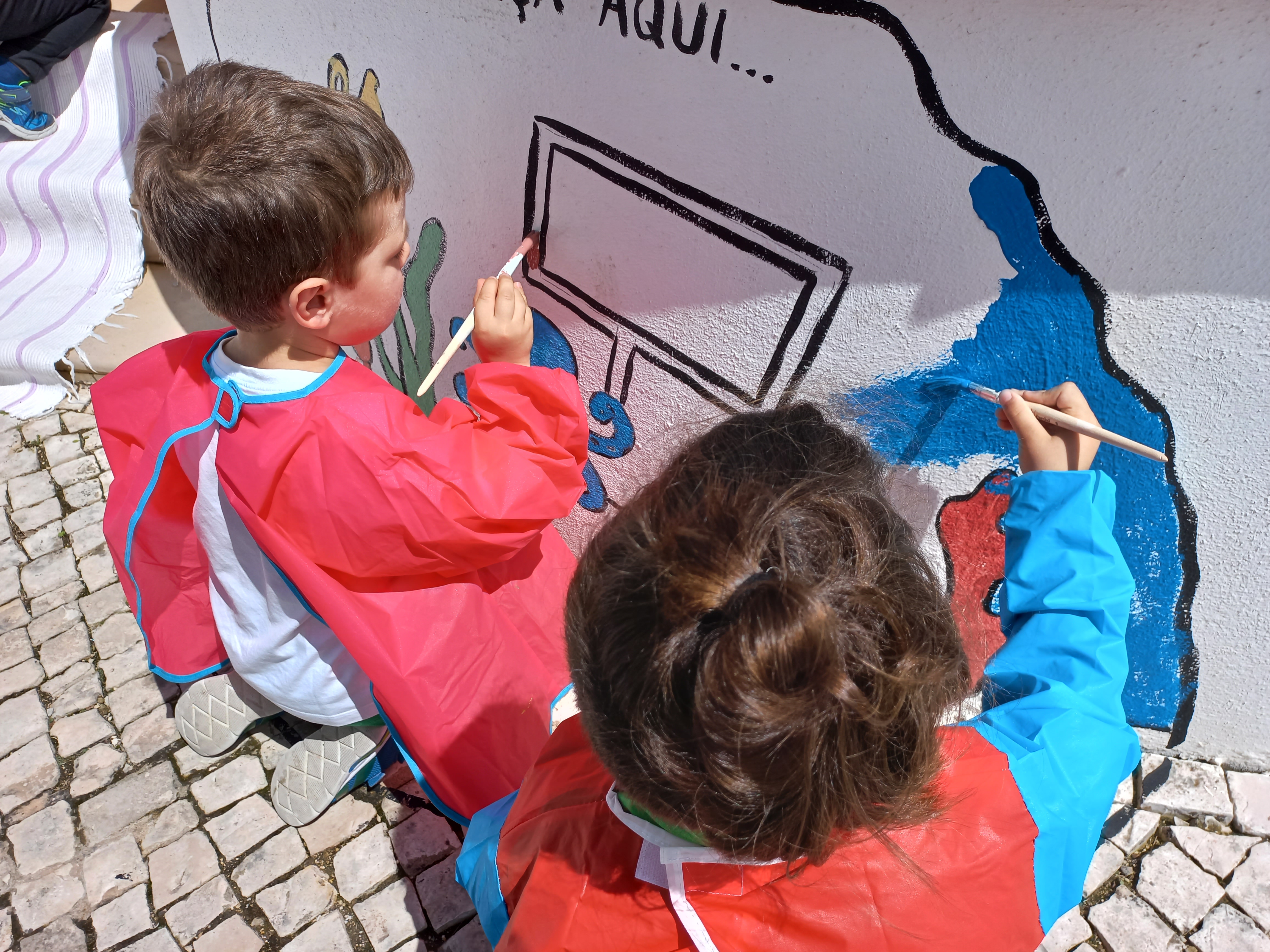 Crianças a pintarem