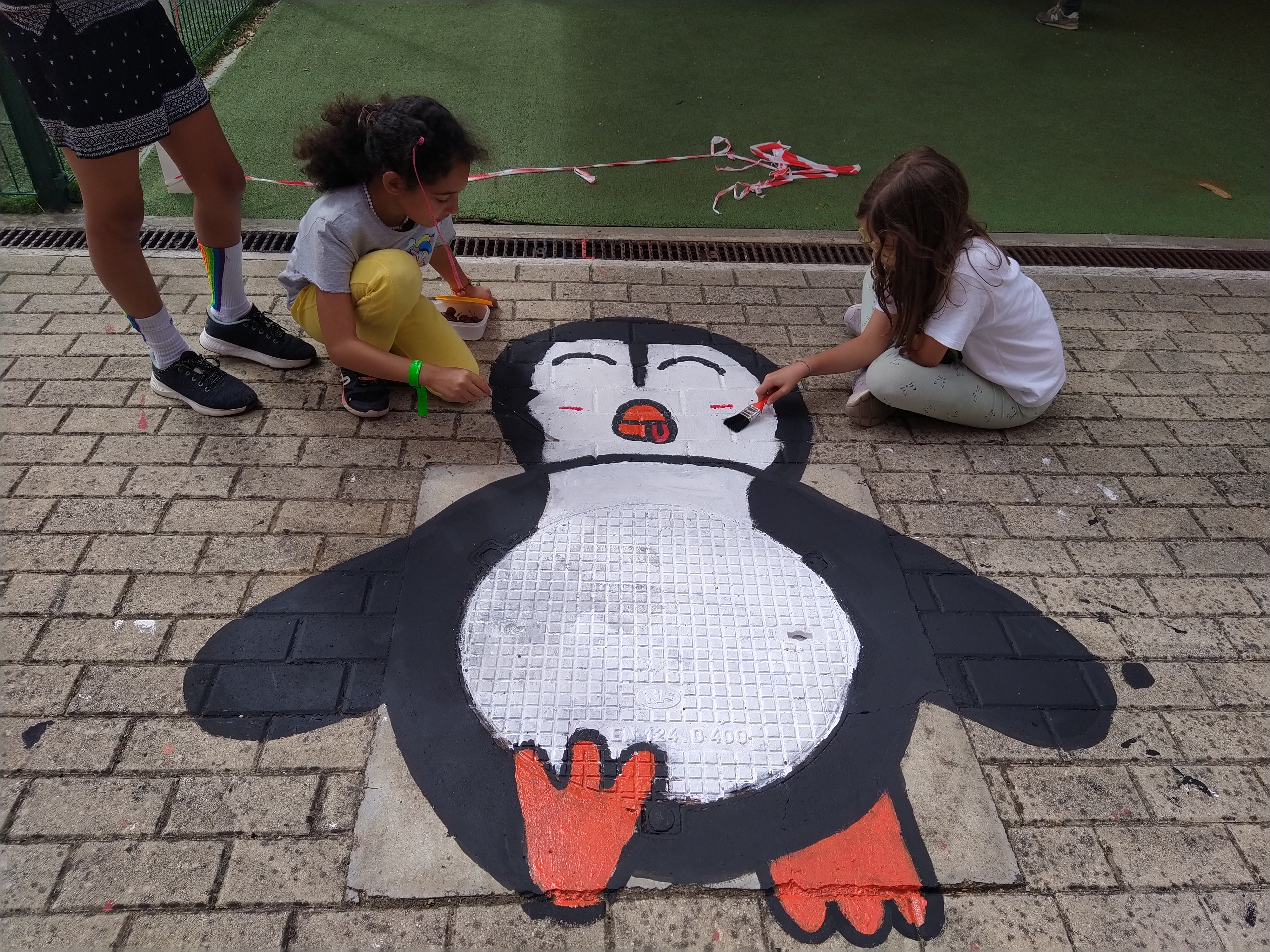 Execução da pintura da sarjeta - O Pinguim é um Ser do Mar